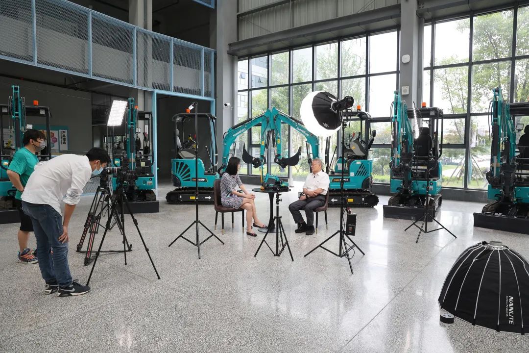 CGTN探厂！专访山河智能董事长、首席专家何清华花絮来了