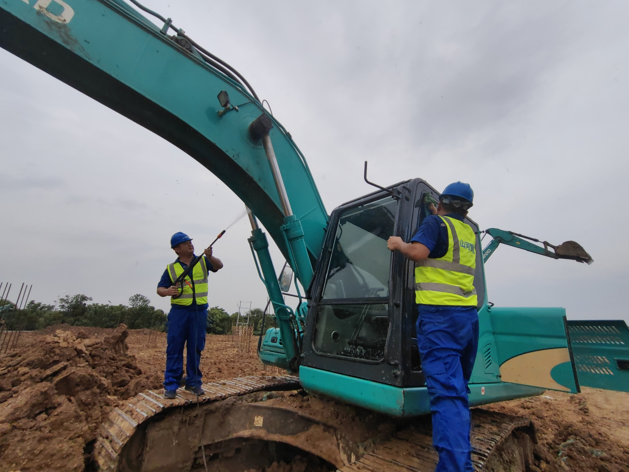 一线“热”闻 | 专业售后，用心服务！山河智能挖掘机服务万里行一直在路上