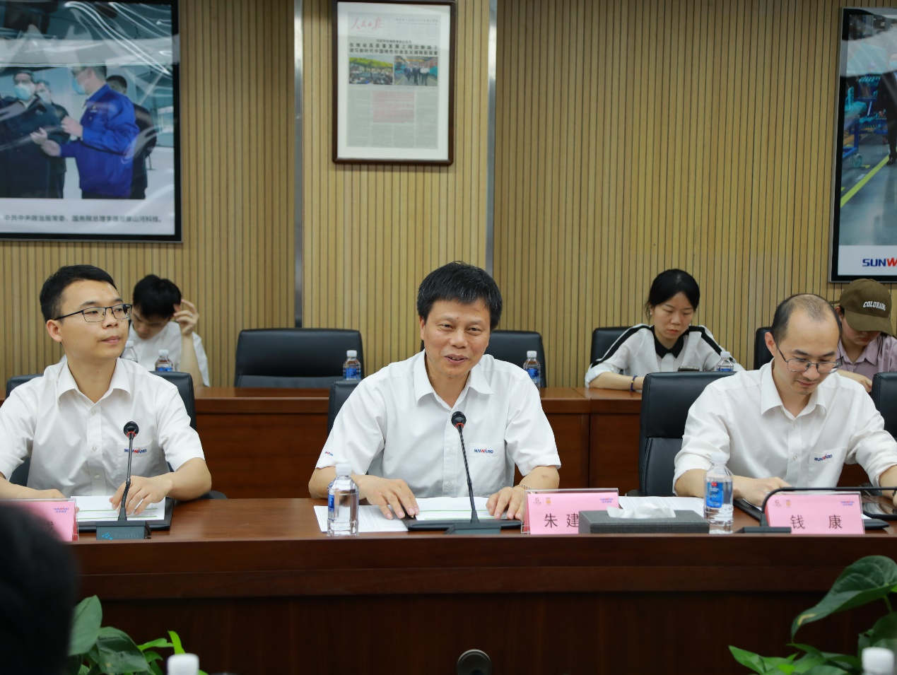 湘潭市工信局带队莅临山河智能开展智能制造现场观摩交流活动