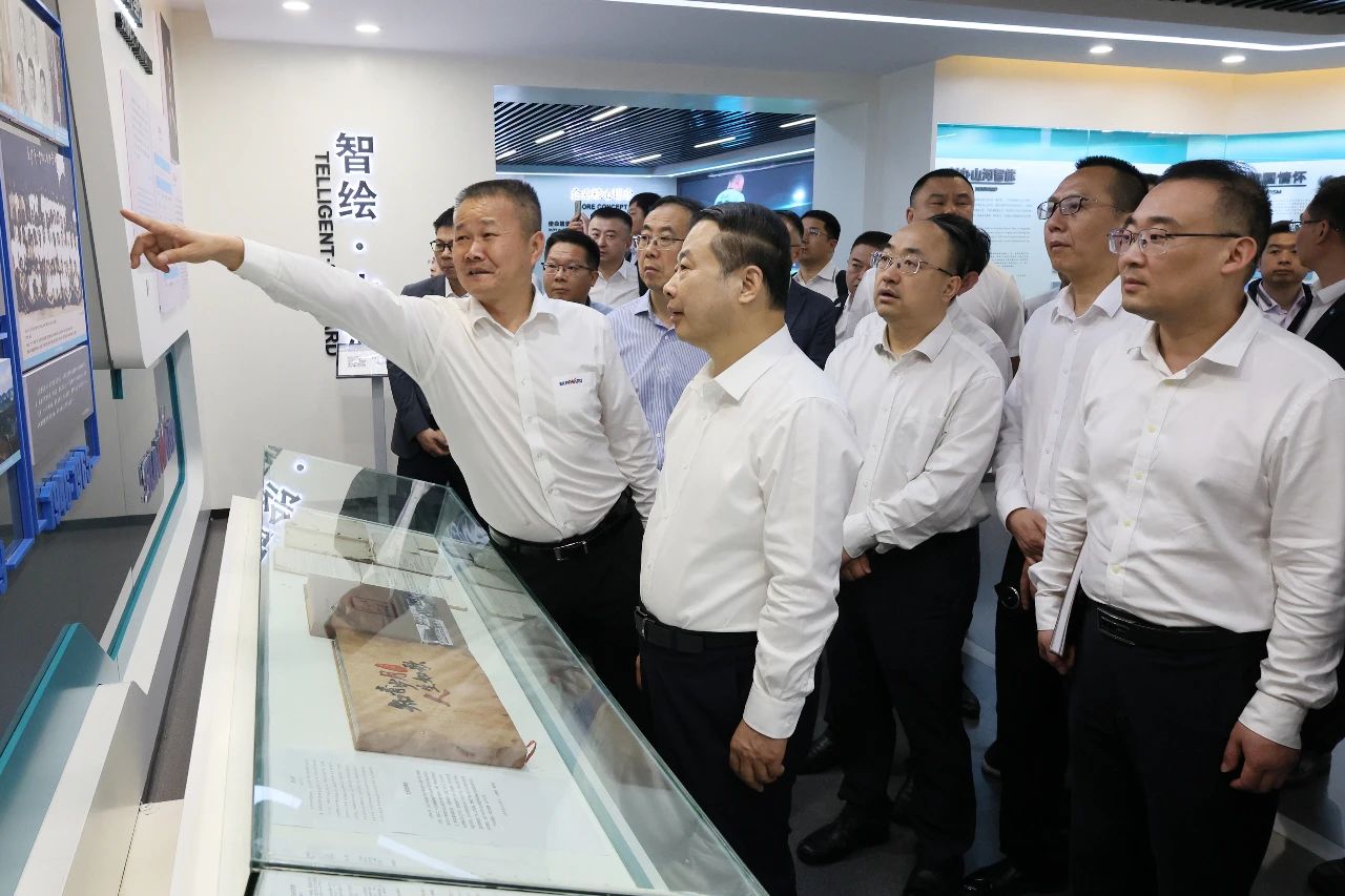 天能控股集团党委书记、董事长张天任率队到访山河智能