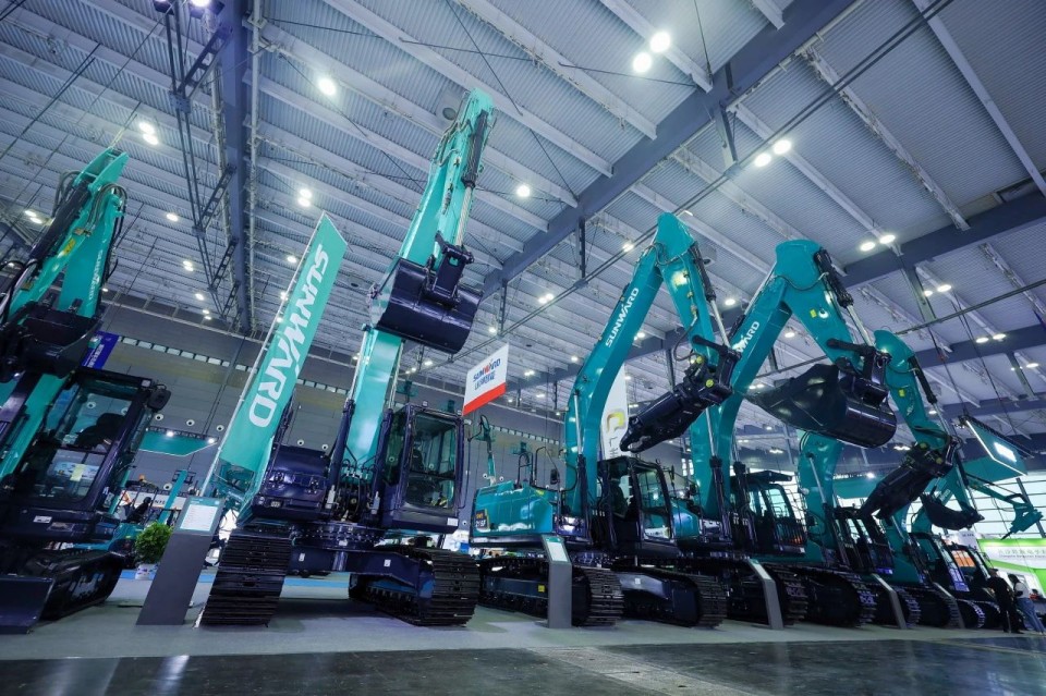 2025 CICEE | 从单一工具迈向多元化解决方案，山河智能呈现非凡挖掘机风采