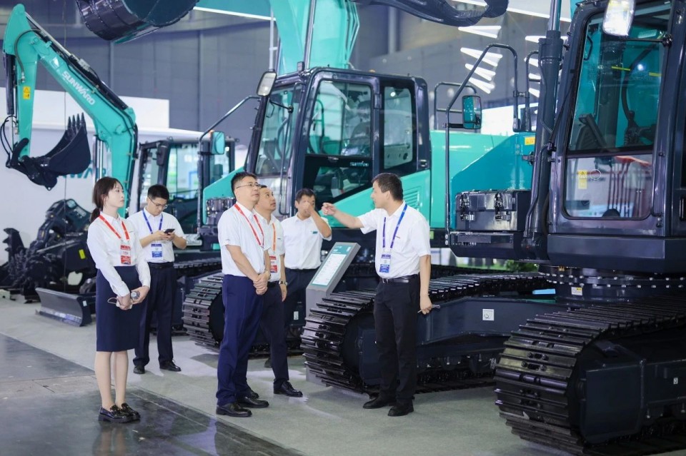 2025 CICEE | 从单一工具迈向多元化解决方案，山河智能呈现非凡挖掘机风采