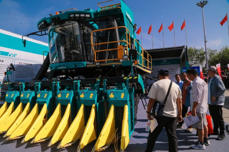 山河智能亮相2025新疆国际农业机械博览会