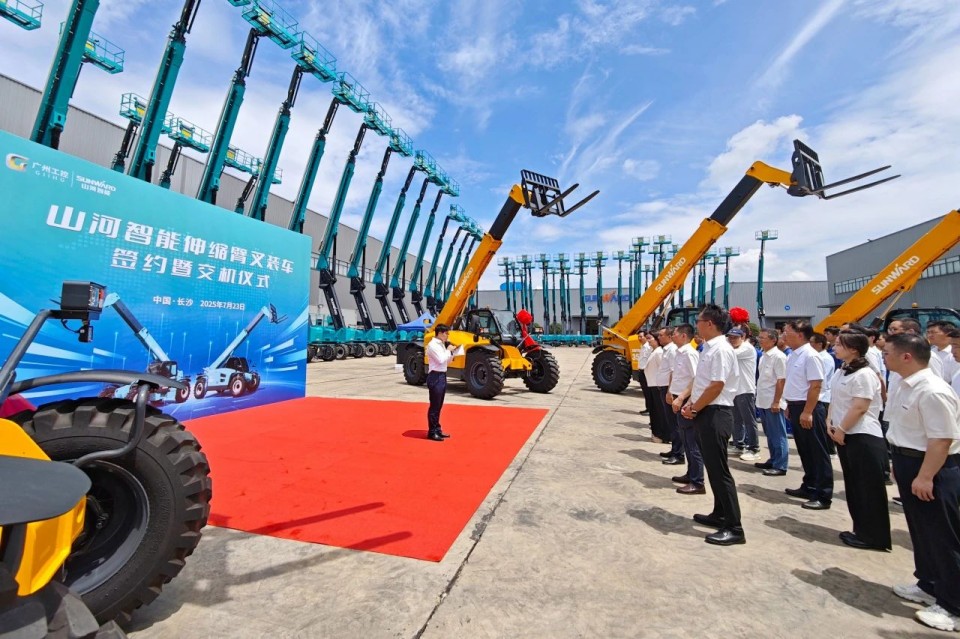 山河智能伸缩臂叉装车批量交付，即将奔赴新一线