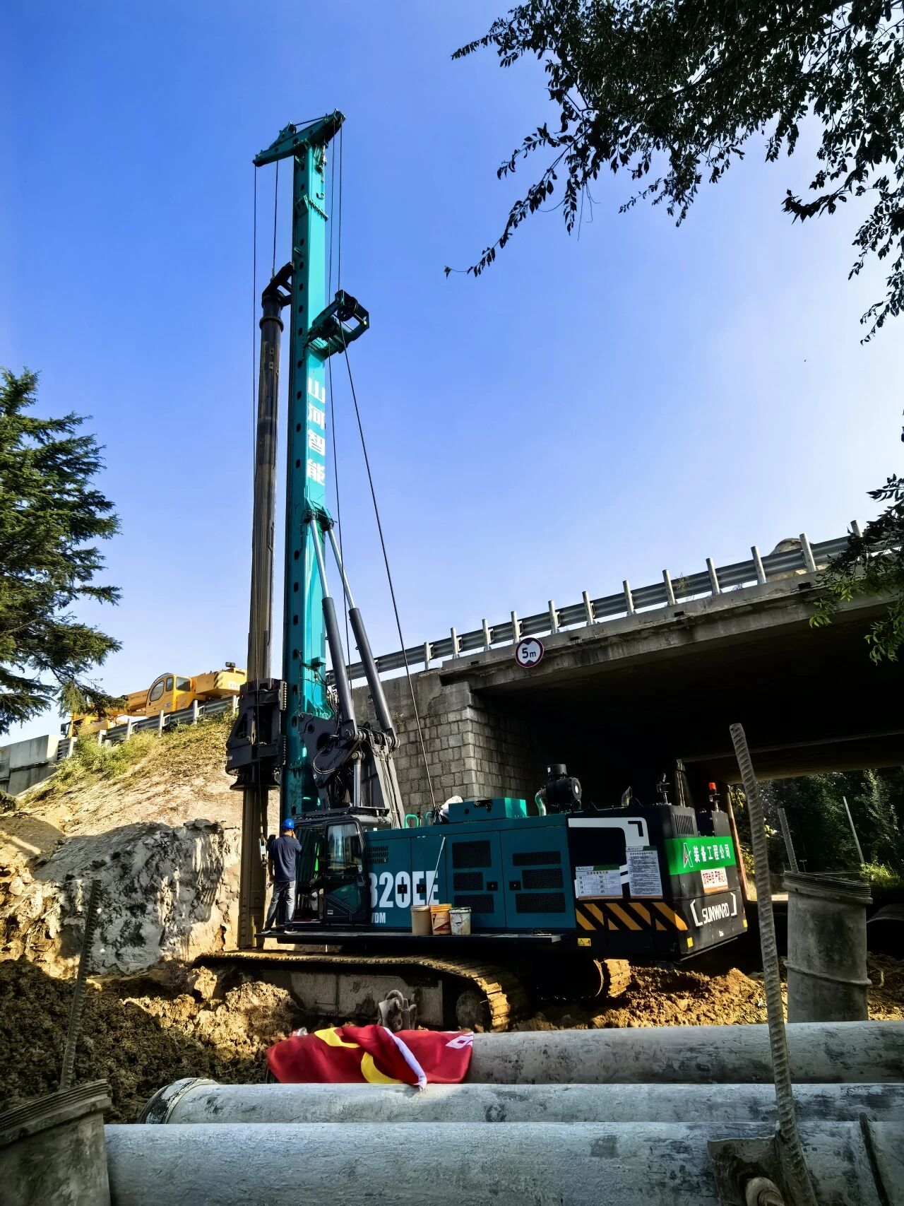 山河智能增程式电动旋挖钻机助力山东高速建设，绿色施工成效显著