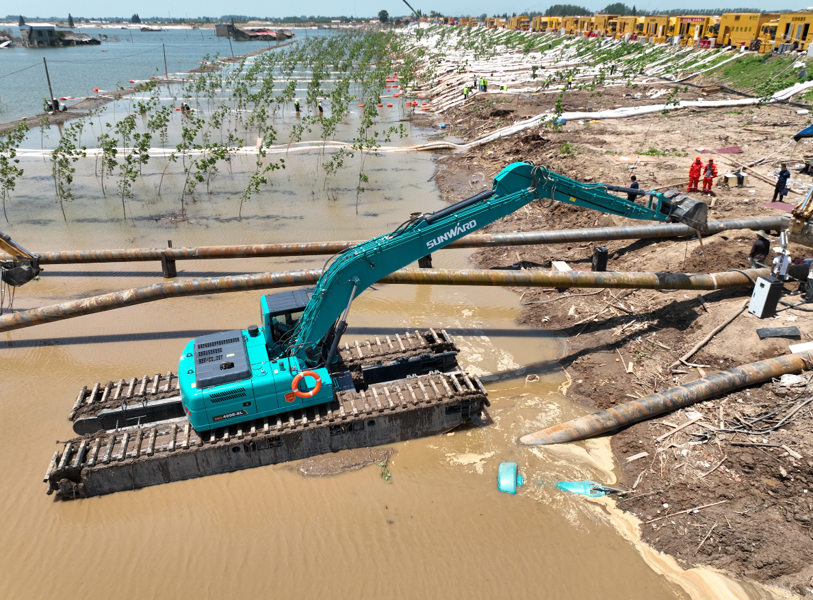 外交部发言人向世界分享中国最新两栖挖掘机